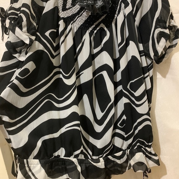 3/$28❤️black and white lined woman, size XL blouse - Picture 4 of 6